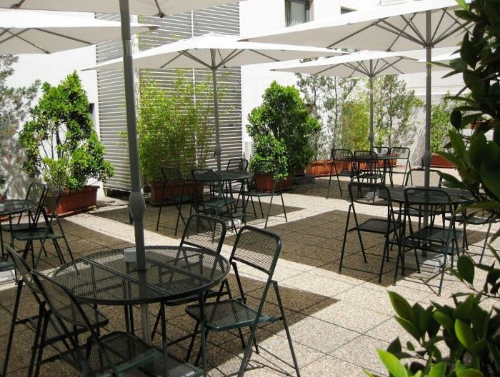 Hotel Travel Park in Lissabon, Auenterrasse im Innenhof 